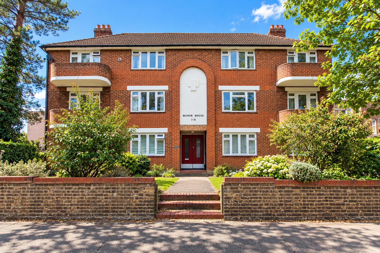 2 bed property in Manor Road, Wallington